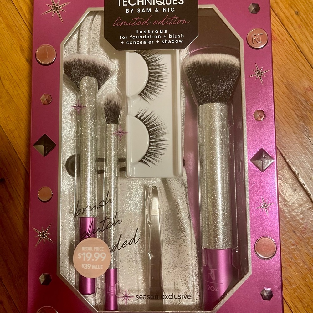 Real Techniques Limited Edition Brush and Eyelash Set - Picture 1 of 2